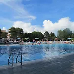 In A Poolside - Beahost