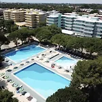 In A Poolside - Beahost *