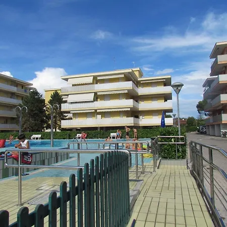 In A Poolside - Beahost Lägenhet Bibione