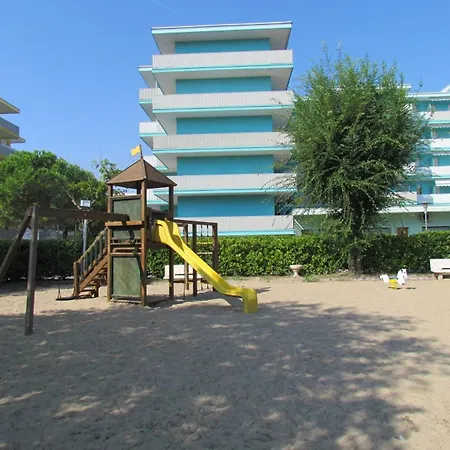 In A Poolside Appartamento