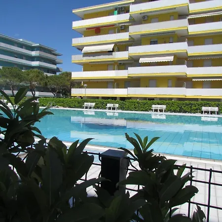 Lägenhet In A Poolside - Beahost