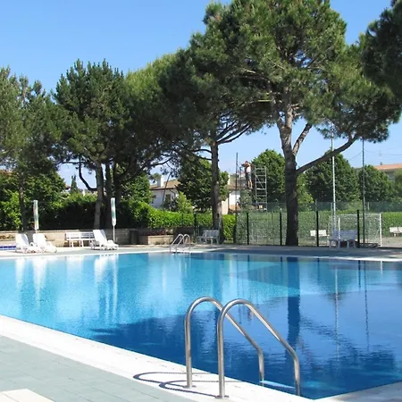 In A Poolside - Beahost *