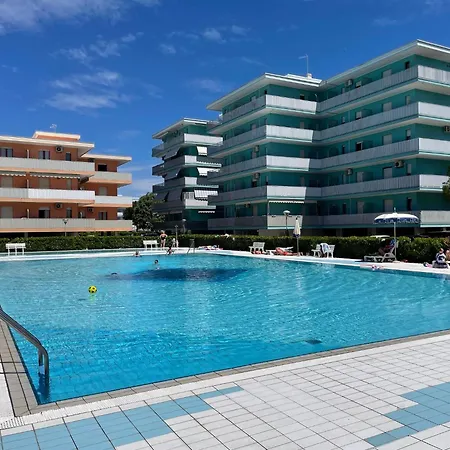 In A Poolside - Beahost Daire